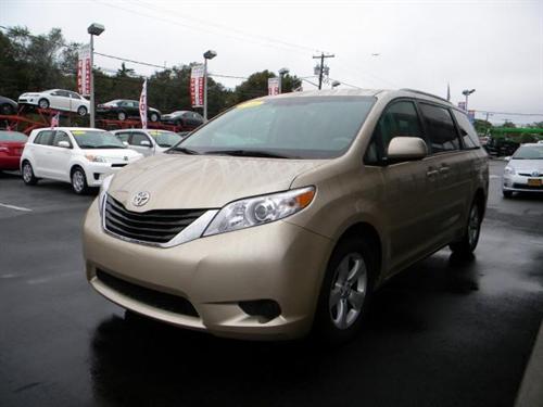 Toyota Sienna 2011 photo 5