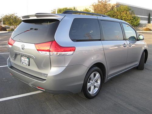 Toyota Sienna 2011 photo 1
