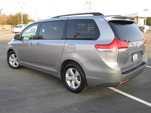 Toyota Sienna 2011 photo 2