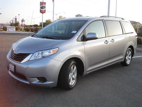 Toyota Sienna 2011 photo 3