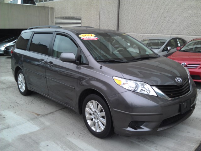 Toyota Sienna SLE --z71 Pkg Unspecified