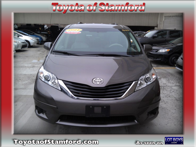 Toyota Sienna 2011 photo 4