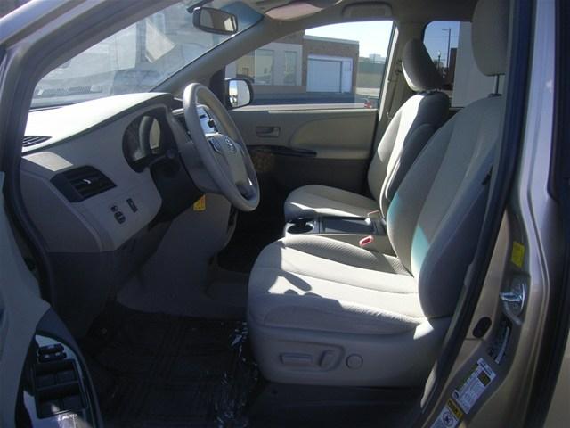 Toyota Sienna 2011 photo 1