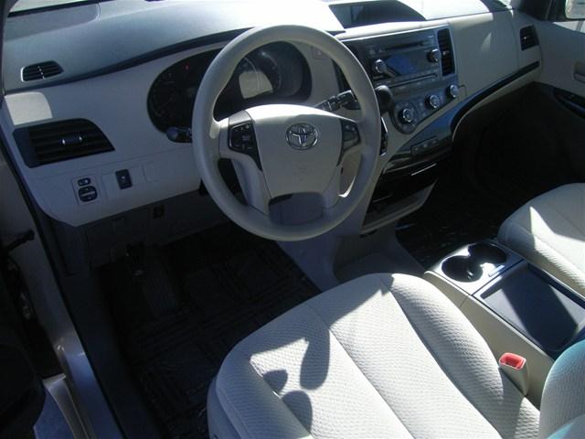 Toyota Sienna 2011 photo 2