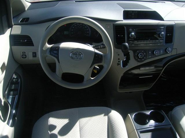 Toyota Sienna 2011 photo 3