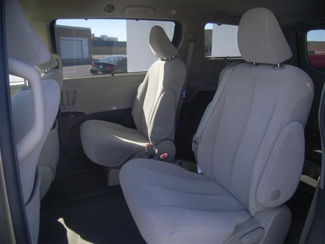 Toyota Sienna 2011 photo 4