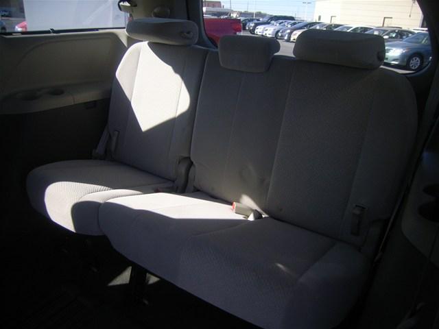 Toyota Sienna 2011 photo 5