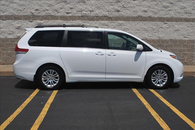 Toyota Sienna 2011 photo 2
