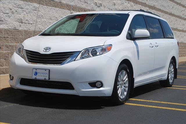 Toyota Sienna 2011 photo 3