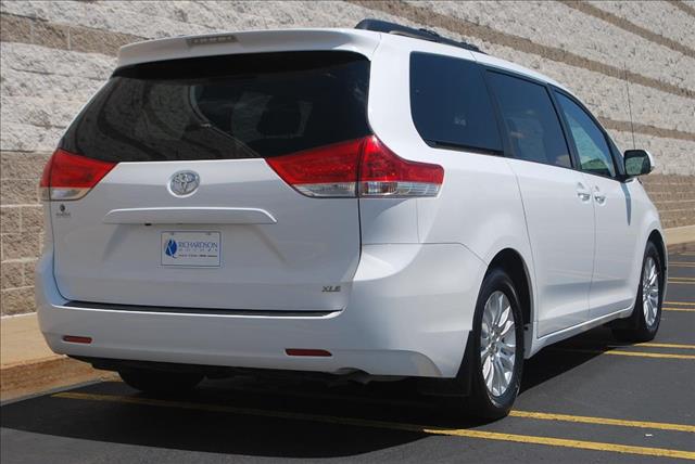 Toyota Sienna 2011 photo 4