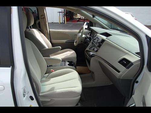 Toyota Sienna 2011 photo 2