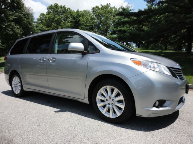 Toyota Sienna LE 1.8 MiniVan