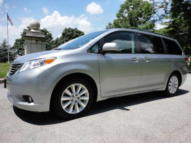 Toyota Sienna 2011 photo 1