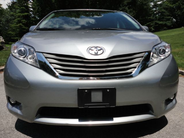 Toyota Sienna 2011 photo 2