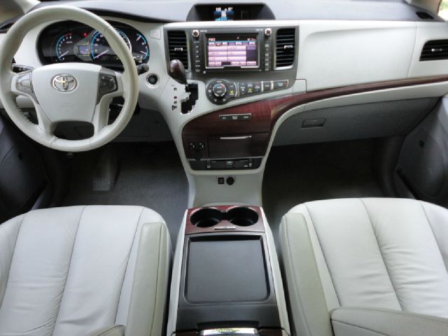 Toyota Sienna 2011 photo 3