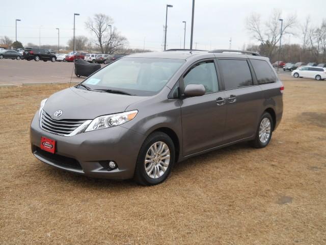 Toyota Sienna 2011 photo 1