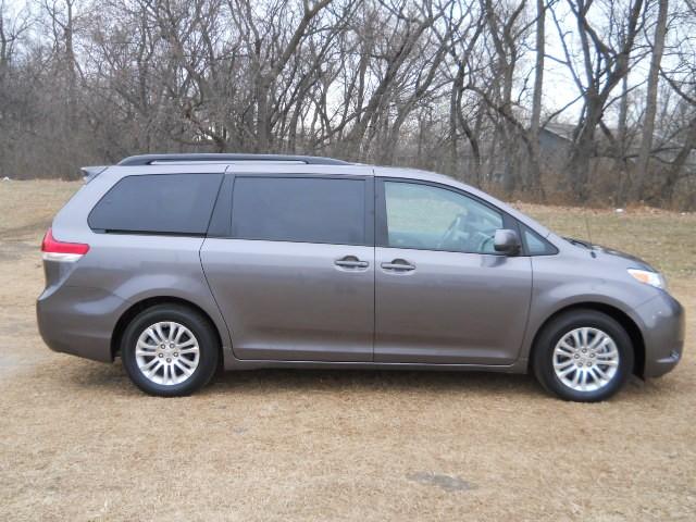 Toyota Sienna 2011 photo 2