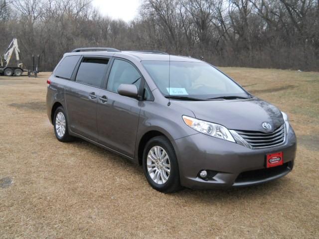 Toyota Sienna 2011 photo 3