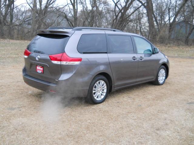 Toyota Sienna 2011 photo 5