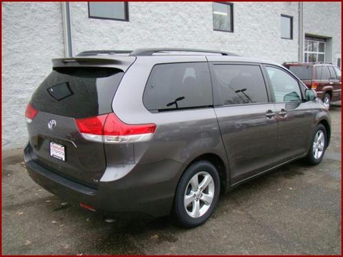 Toyota Sienna 2011 photo 2
