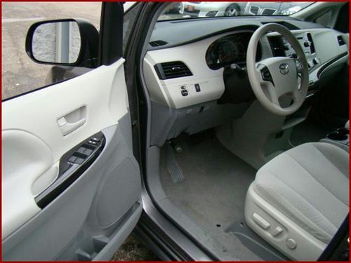 Toyota Sienna 2011 photo 3