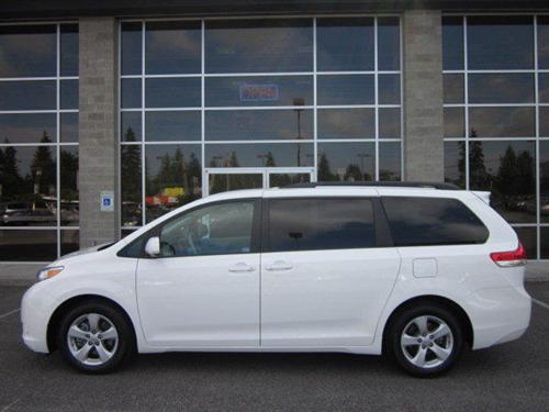 Toyota Sienna 2011 photo 1
