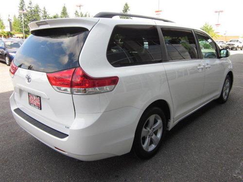 Toyota Sienna 2011 photo 2