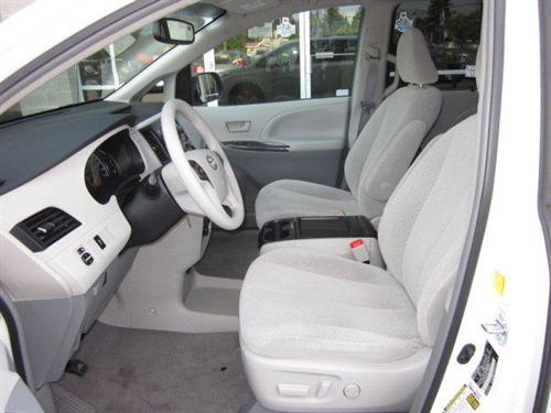 Toyota Sienna 2011 photo 3