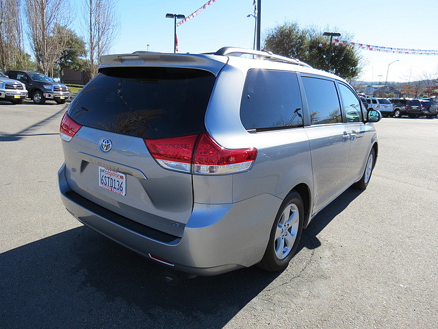 Toyota Sienna 2011 photo 1