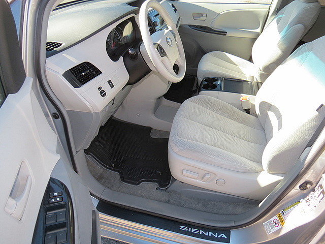 Toyota Sienna 2011 photo 2