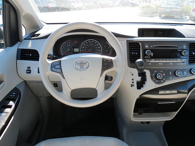 Toyota Sienna 2011 photo 3