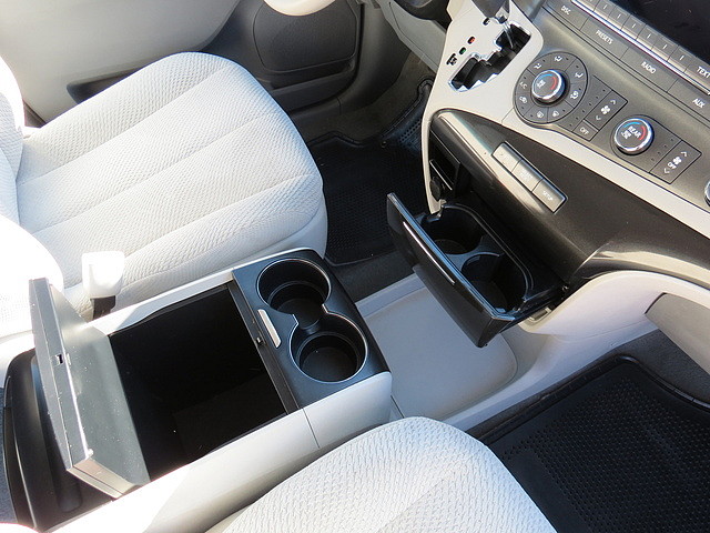 Toyota Sienna 2011 photo 4