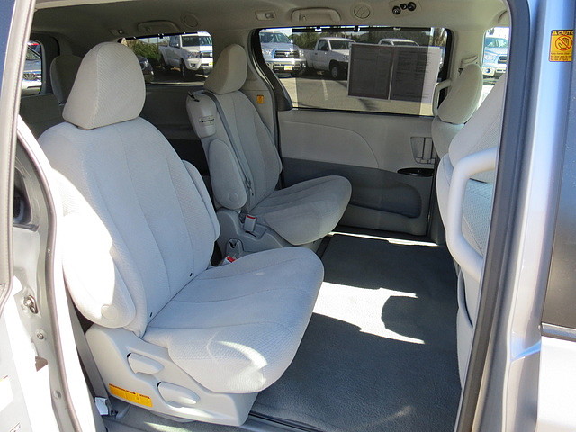 Toyota Sienna 2011 photo 5