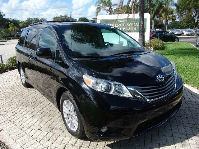 Toyota Sienna 2011 photo 1