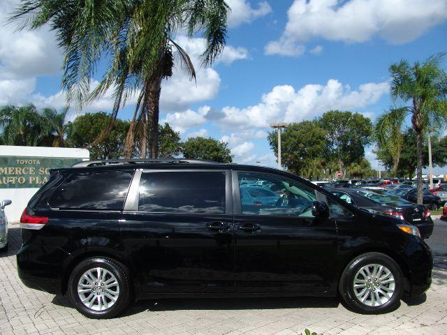 Toyota Sienna 2011 photo 2