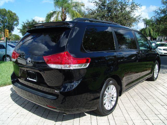 Toyota Sienna 2011 photo 3
