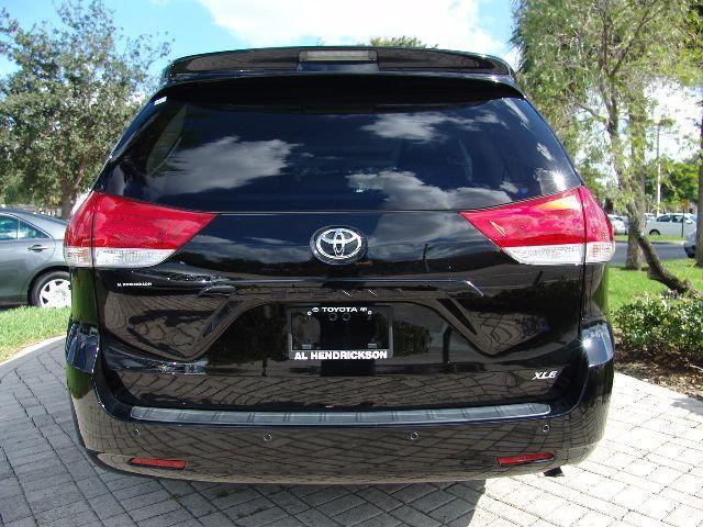 Toyota Sienna 2011 photo 4