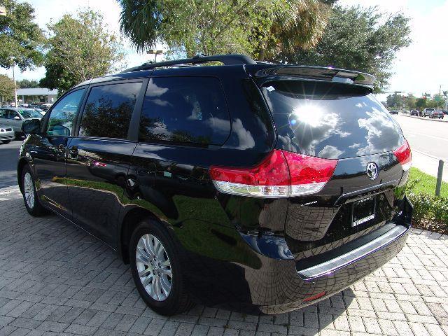 Toyota Sienna 2011 photo 5