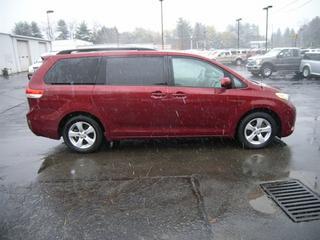 Toyota Sienna 2011 photo 2