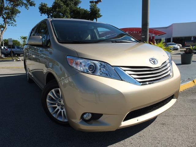 Toyota Sienna 2011 photo 1