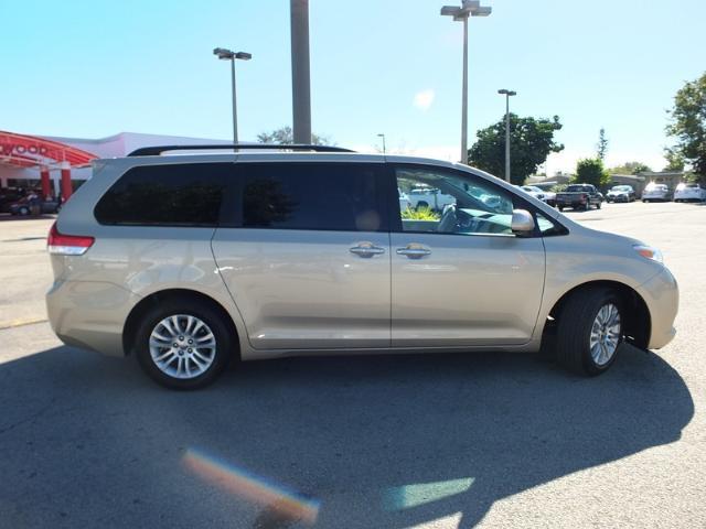 Toyota Sienna 2011 photo 2