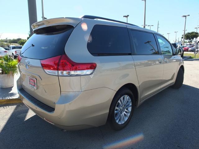 Toyota Sienna 2011 photo 3