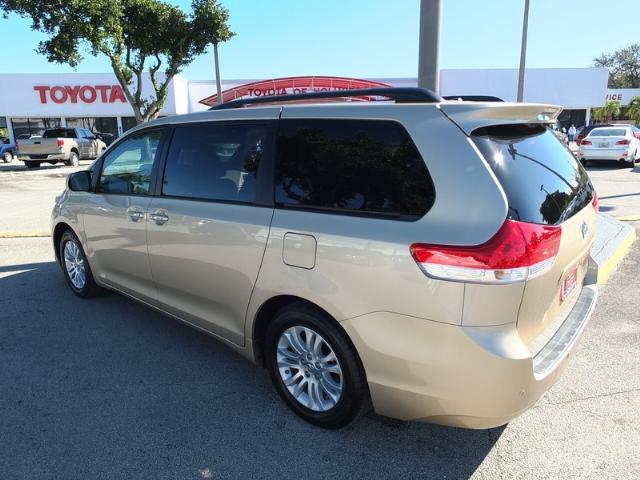 Toyota Sienna 2011 photo 5