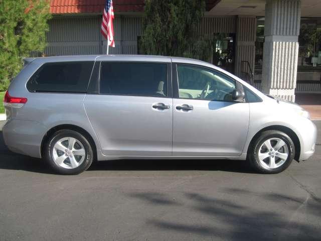Toyota Sienna 2011 photo 1