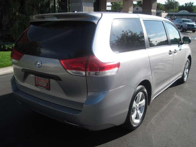 Toyota Sienna 2011 photo 3