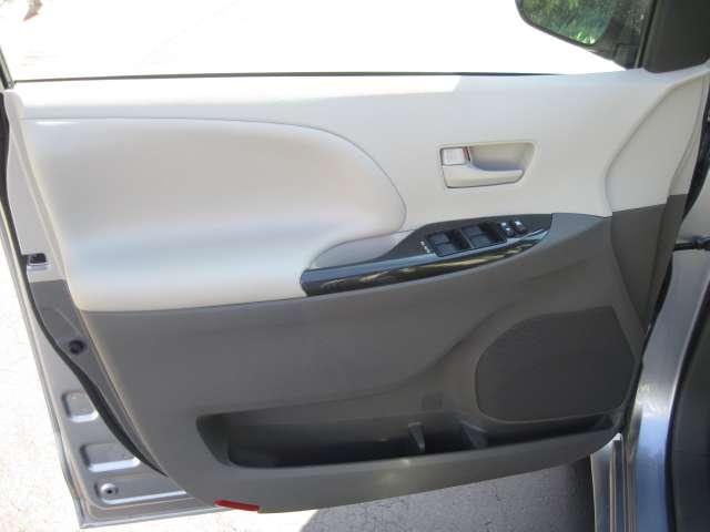 Toyota Sienna 2011 photo 4