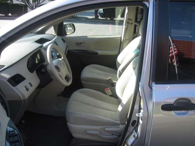 Toyota Sienna 2011 photo 5