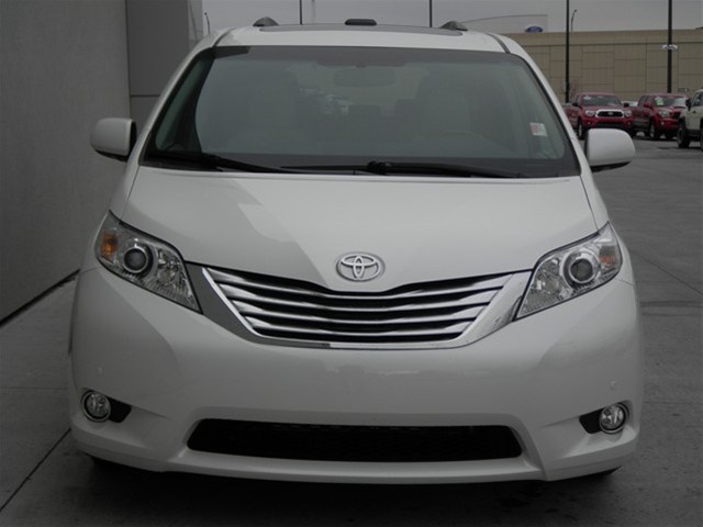 Toyota Sienna 2011 photo 2