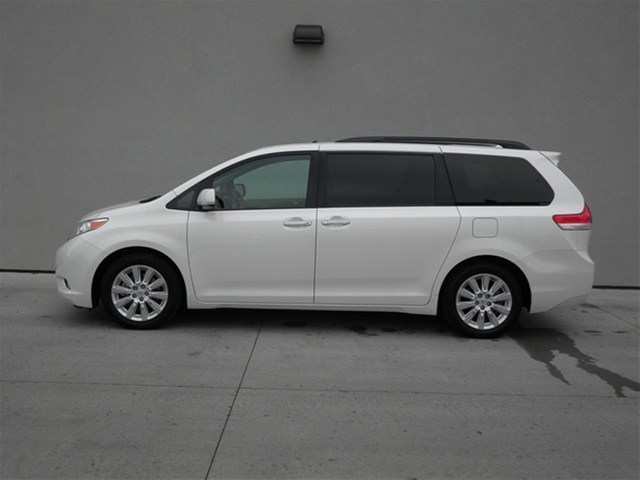 Toyota Sienna 2011 photo 3