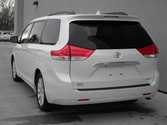 Toyota Sienna 2011 photo 4